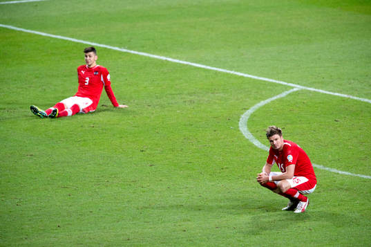 Österrikes Sebastian Prödl och Aleksandar Dragovic deppar