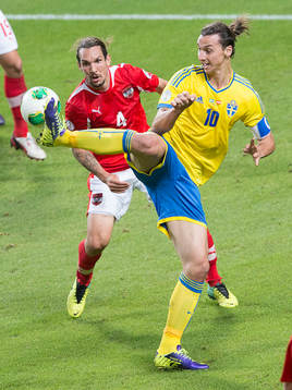 Sveriges Zlatan Ibrahimovic och Österrikes Emanuel Pogatetz