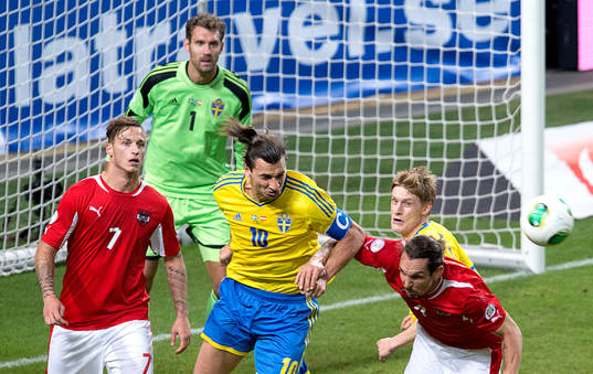 Sveriges Zlatan Ibrahimovic  nickar bort bollen