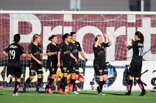 Kopparbergs Göteborgs Marie Hammarström gör 0-1 och