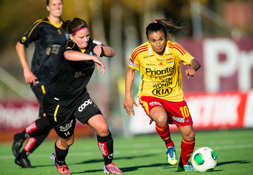 Tyresös Marta Vieira da Silva i kamp om bollen med