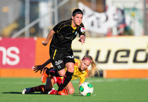 Kopparbergs Göteborgs Olivia Schough i kamp om bollen med