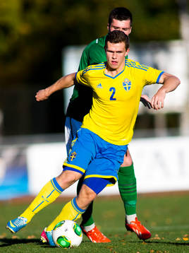 Sveriges Jesper Manns med bollen