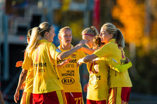 Tyresös Linda Sembrant (h) gör 4-1 och gratuleras av