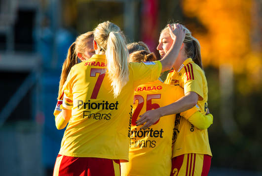 Tyresös Linda Sembrant (h) gör 4-1 och gratuleras av
