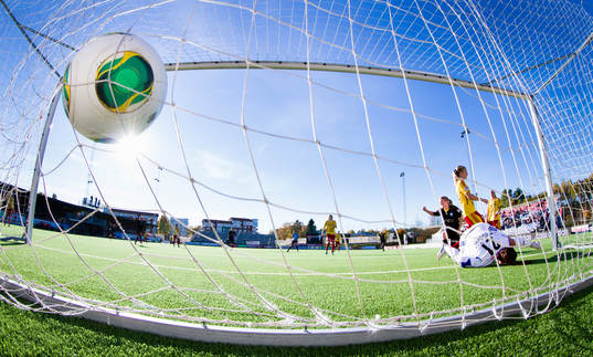 Kopparbergs Göteborgs Marie Hammarström gör 0-1 bakom