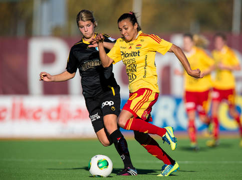 Tyresös Marta Vieira da Silva i kamp om bollen med