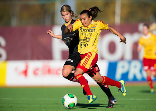 Tyresös Marta Vieira da Silva i kamp om bollen med