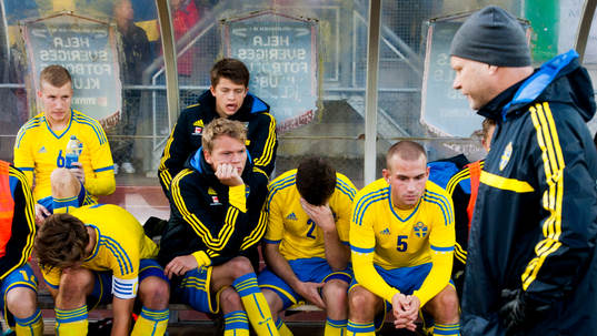 Sveriges tränare Tomas Turesson ( i förgrunden) pratar