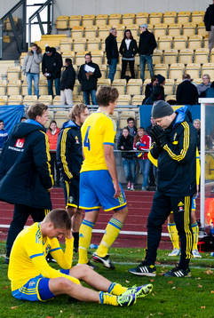 Sveriges tränare Tomas Turesson deppar med spelare