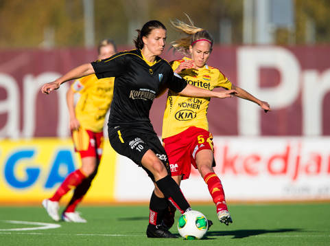 Kopparbergs Göteborgs Jessica Landström i kamp om bollen