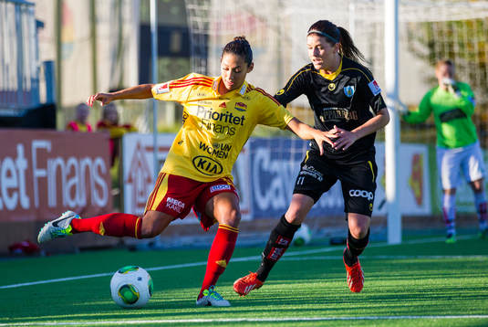 Tyresös Christen Press i kamp om bollen med Kopparbergs
