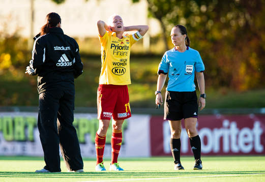 Tyresös Caroline Seger ser ut att ha ont