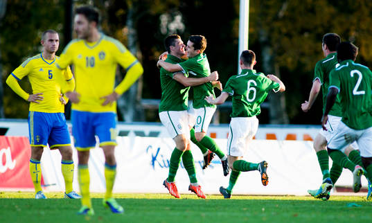 Irlands Liam Kelly jublar med sina lagkamrater och Sveriges