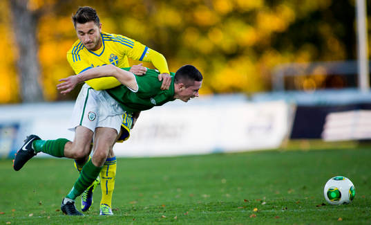 Sveriges Muamer Tankovic och Irlands Thomas Mulroney