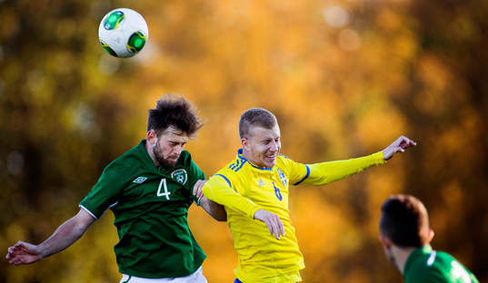 Irlands Kyle Callan-McFadden i nickduell med Sveriges Simon