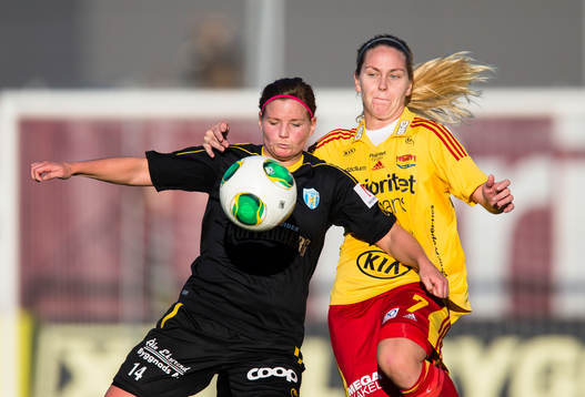 Kopparbergs Göteborgs Sara Lindén i kamp om bollen med