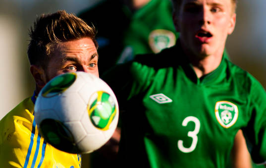 Sveriges Muamer Tankovic och Irlands Booby Moseley