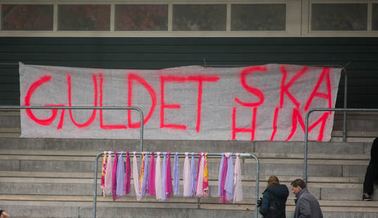 En stor duk där det står "GULDET SKA HIM"