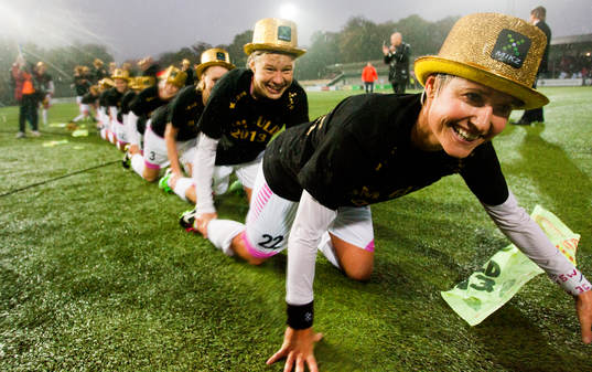 LdB Malmö firar SM-guld med Kathleen Radtke längst fram i