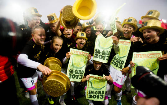 LDB Malmös spelare jublar med löpsedlar från
