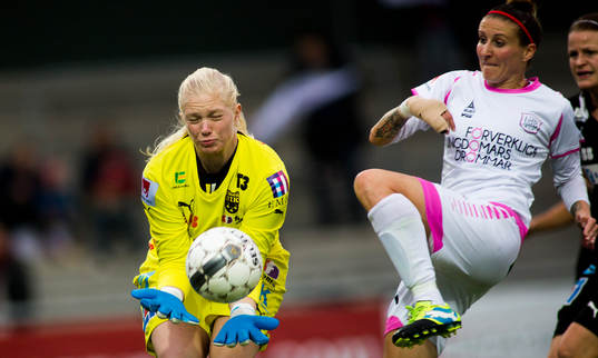 LdB Malmös Anja Mittag försöker skjuta men Umeås