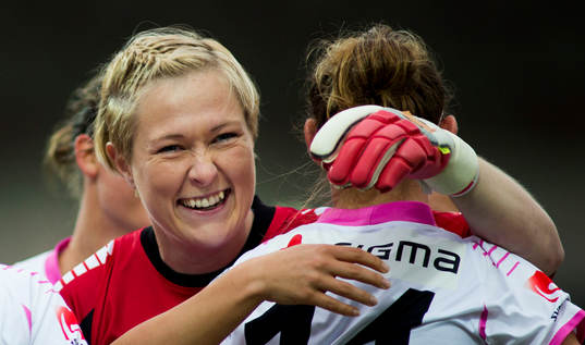 LdB Malmös målvakt Thora Helgadottir jublar