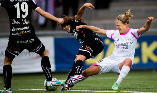 LdB Malmös Katrin Schmidt i kamp om bollen med Umeås