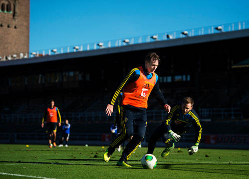 Kim Källström rundar målvakten Johan Wiland