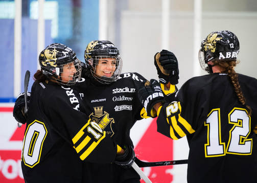 s Fanny Rask, Michelle Yucel och Sabina Küller jublar