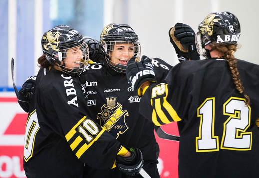 s Fanny Rask, Michelle Yucel och Sabina Küller jublar