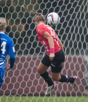 Kristianstads Olivia Welin nickar in 1-0 i matchen i