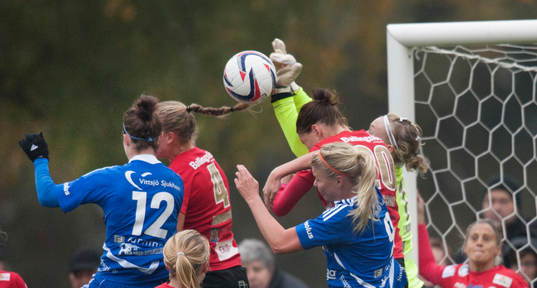 Kristianstads Hedvig Lindahl boxar bort i matchen i