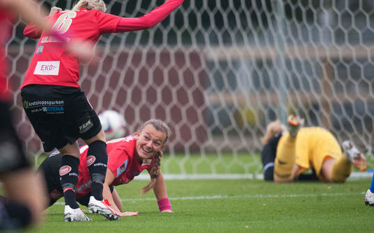 Kristianstads Olivia Welin nickar in 1-0 i matchen i