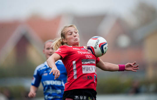 Kristianstads Margret Lara Vidarsdottir tar ner bollen på