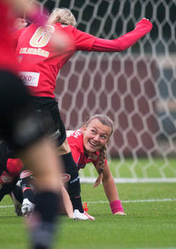 Kristianstads Olivia Welin nickar in 1-0 i matchen i