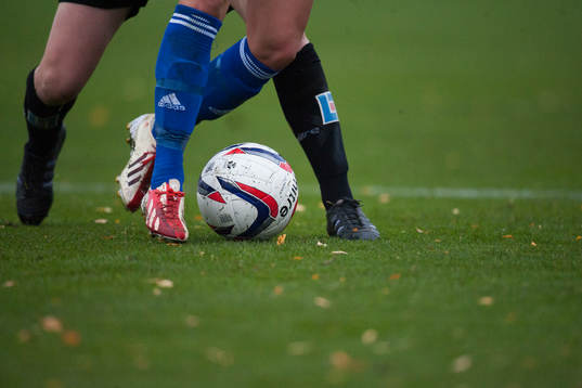 Kamp om bollen i matchen i damallsvenskan mellan