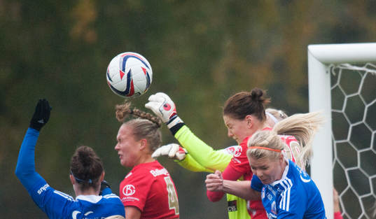 Kristianstads målvakt Hedvig Lindahl rensar undan med
