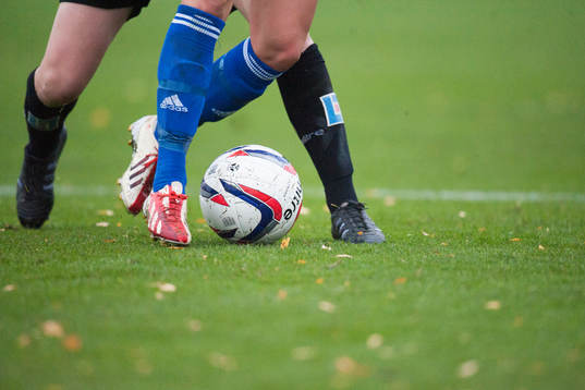 Kamp om bollen i matchen i damallsvenskan mellan