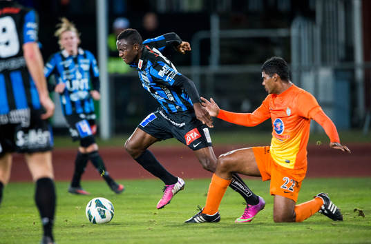 Sirius Moses Ogbu faller framför Athletics Eberson Silva