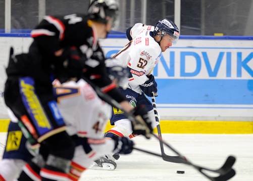 Djurgårdens Mikael Ahlén åker upp med pucken