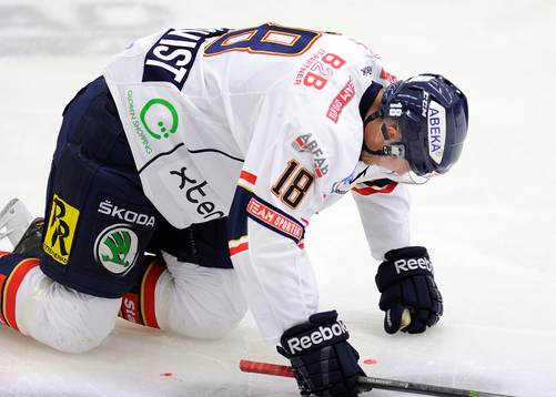 Djurgårdens Michael Holmqvist ligger och blöder