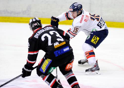 Djurgårdens Steve Saviano slår en passning