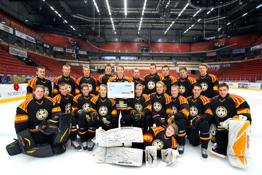 Brynäs juniorer prisas av Svenska Spel. Med checken i