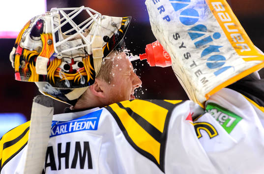 Brynäs målvakt Robin Rahm sprutar vatten i ansiktet