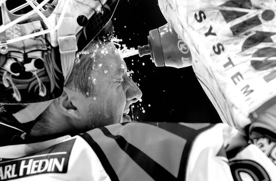 Brynäs målvakt Robin Rahm sprutar vatten i ansiktet