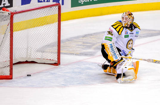 Brynäs målvakt Robin Rahm tittar