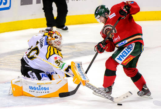 Brynäs målvakt Robin Rahm petar undan pucken för