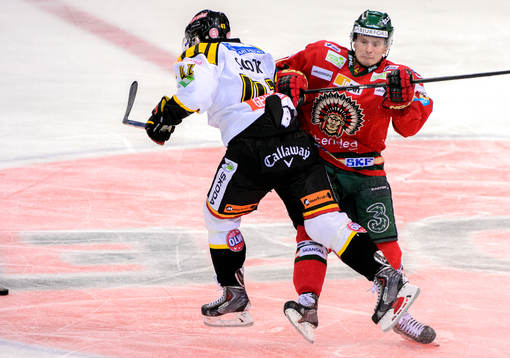 Brynäs Greg Scott tacklas av Frölundas Nicklas Lasu