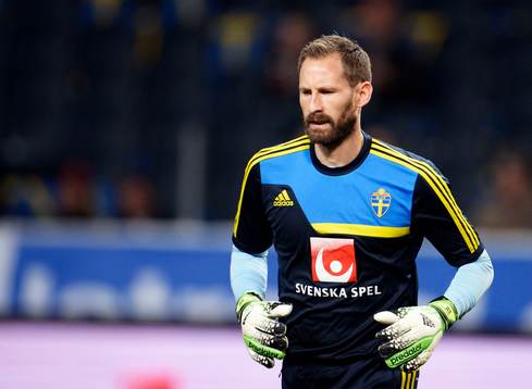 Sveriges målvakt Johan Wiland värmer upp innan